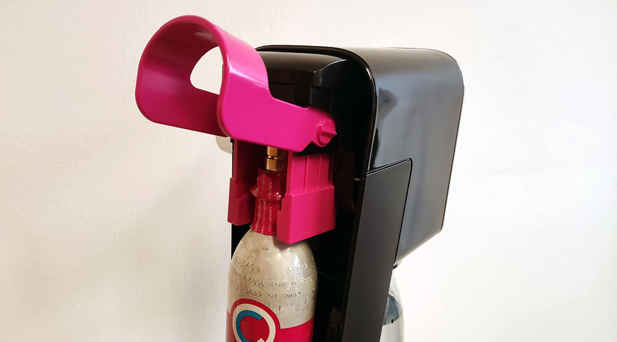 SodaStream Art mit geöffneter Zylinder-Halterung