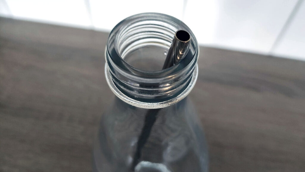 Lichtenwerk Spülmaschineneinsatz SteelClean schaut aus einer SodaStream Crystal Glaskaraffe heraus Lichtenwerk Spülmaschineneinsatz SteelClean schaut aus einer SodaStream Crystal Glaskaraffe heraus