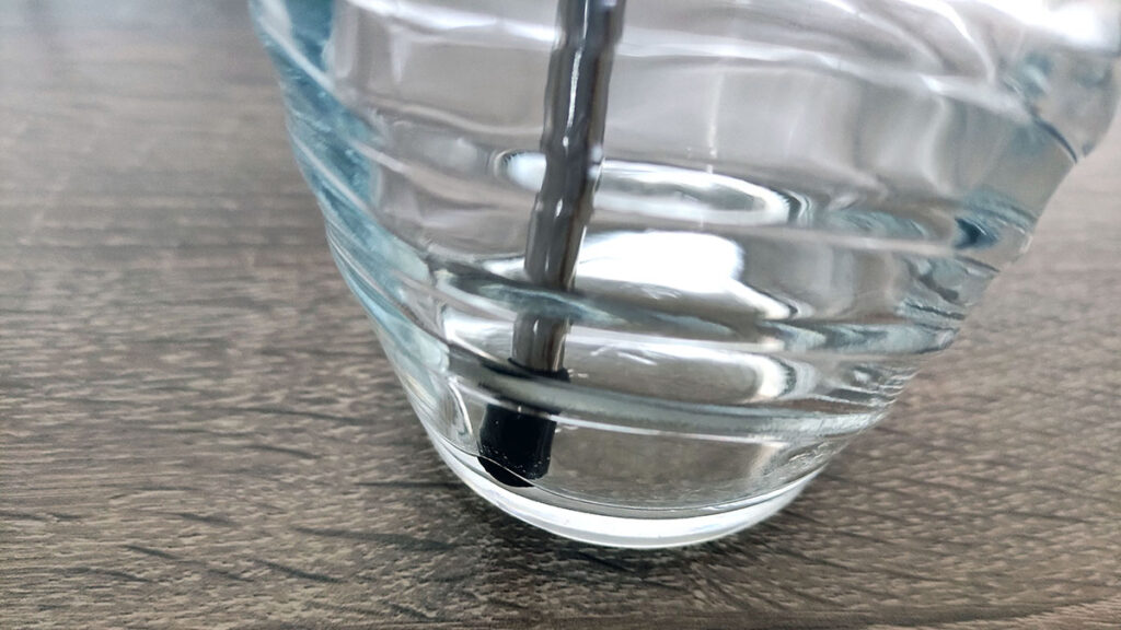 Lichtenwerk Spülmaschineneinsatz SteelClean am Boden einer SodaStream Crystal Glaskaraffe Lichtenwerk Spülmaschineneinsatz SteelClean am Boden einer SodaStream Crystal Glaskaraffe