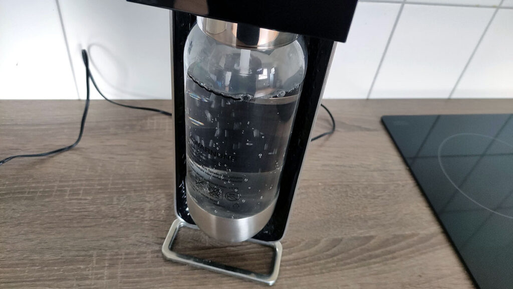 SodaStream Power mit eingesetzter Kunststoffflaschen SodaStream Power mit eingesetzter Kunststoffflaschen