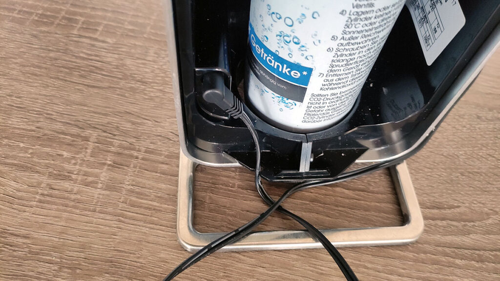 SodaStream Power: Kabelführung beim Einsetzen des Zylinders SodaStream Power: Kabelführung beim Einsetzen des Zylinders